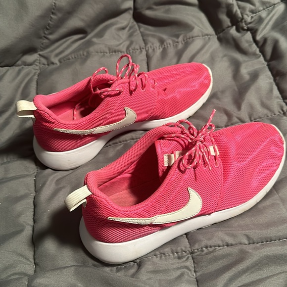 Nike Pink Roshe - Picture 4 of 7